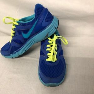 VERY NICE LADIES NIKE SHOES!!